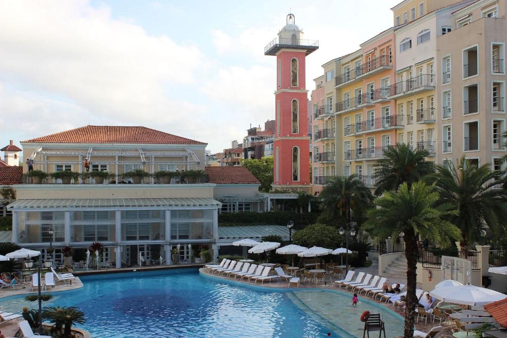 vista para um hotel com piscina e edifícios em IL Campanario é Destino Floripa em Florianópolis