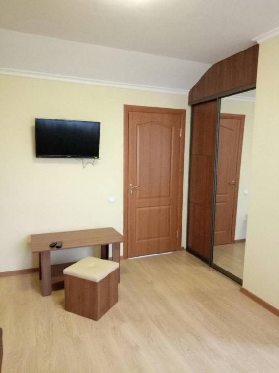 TV a/nebo společenská místnost v ubytování Згадка