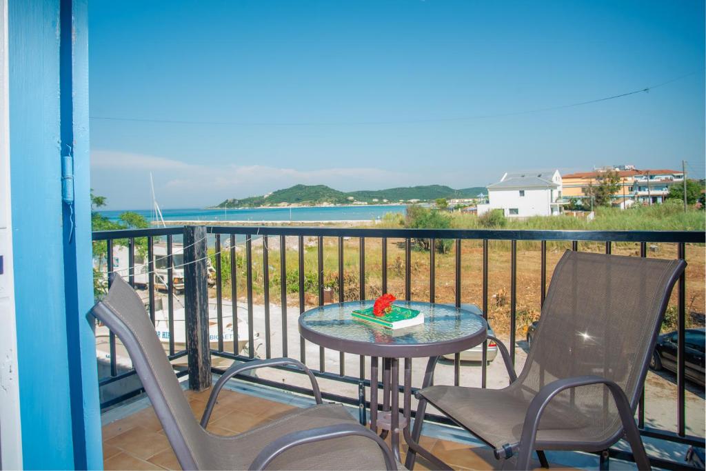 アリケスにあるSea Sightのテーブルと椅子、海の景色を望むバルコニー