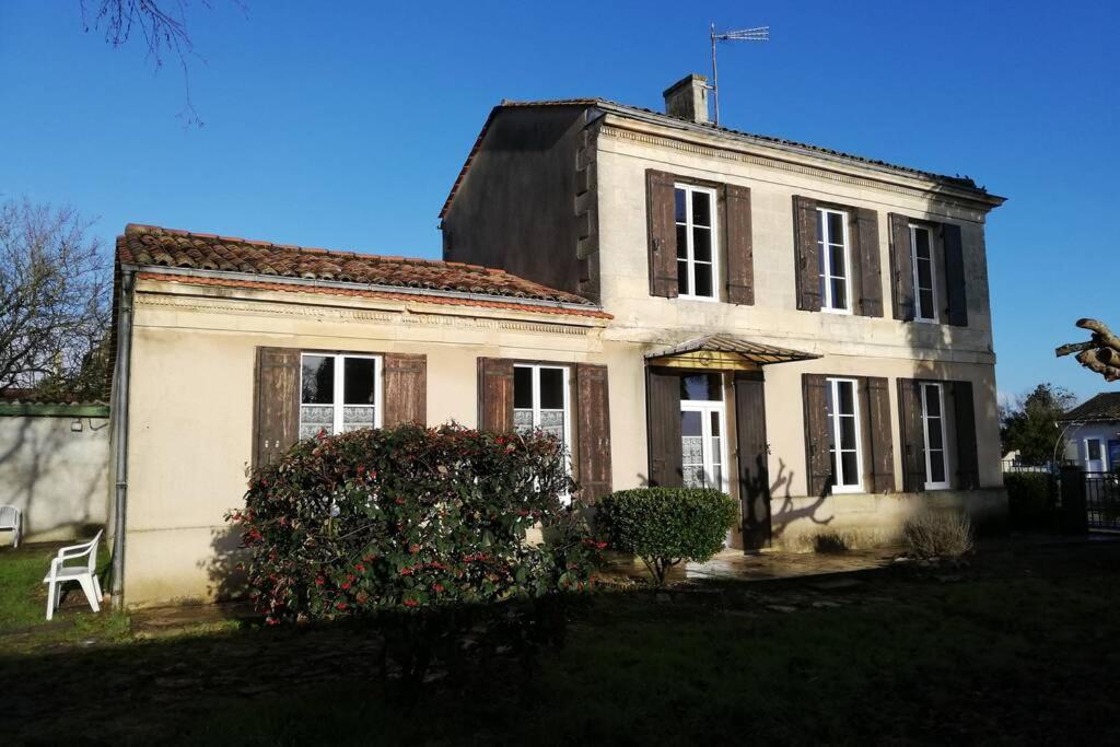 una vecchia casa bianca con un giardino di fronte di Belle demeure avec espaces verts a Gauriac