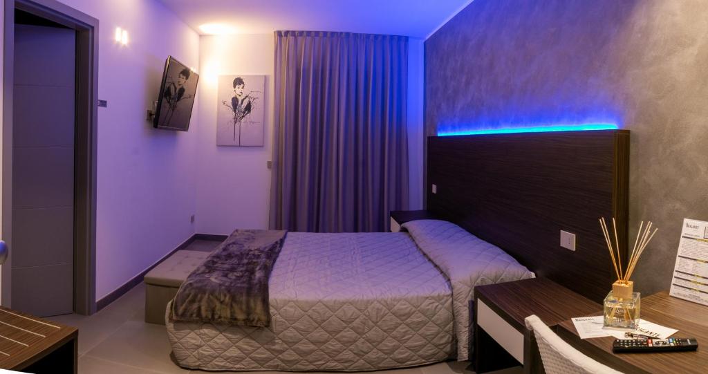 Postel nebo postele na pokoji v ubytování BRIGANTE SUITES