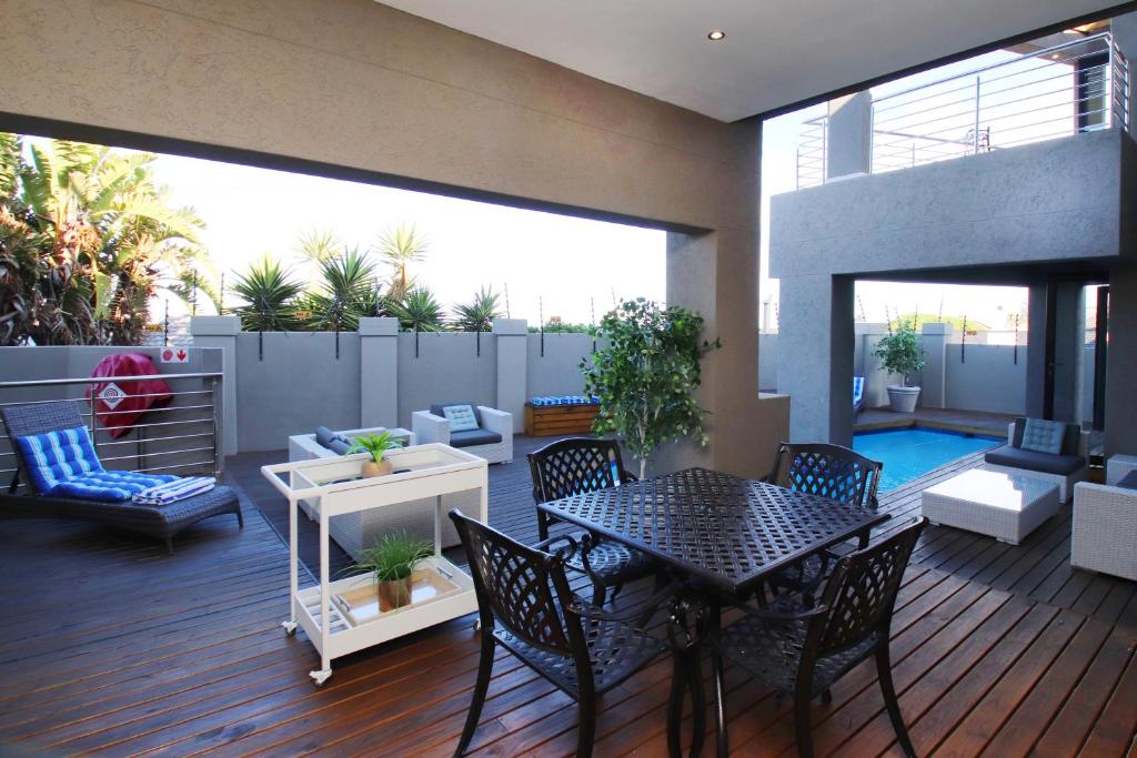 Bazén v ubytování C' la Vie Luxury Accommodation nebo v jeho okolí