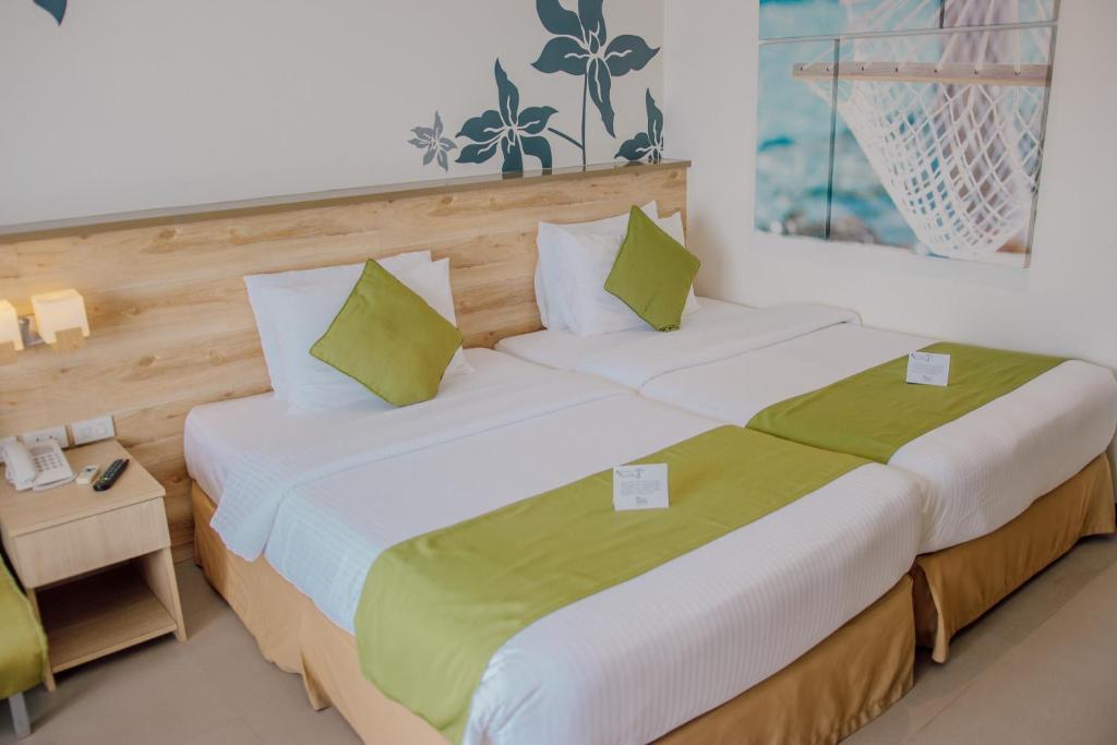 Postel nebo postele na pokoji v ubytování Azalea Hotels & Residences Boracay