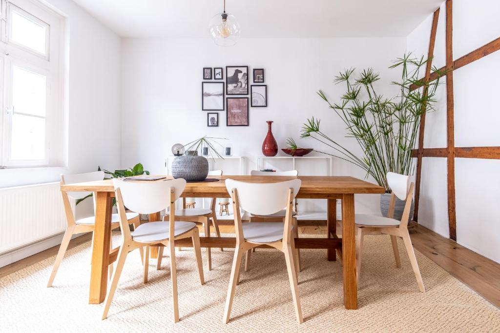 - une salle à manger avec une table et des chaises en bois dans l'établissement Appartements à la Luise, à Wuppertal