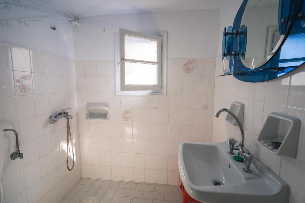 GIAMAKI APARTMENTS - Twin Room With Mountain View
