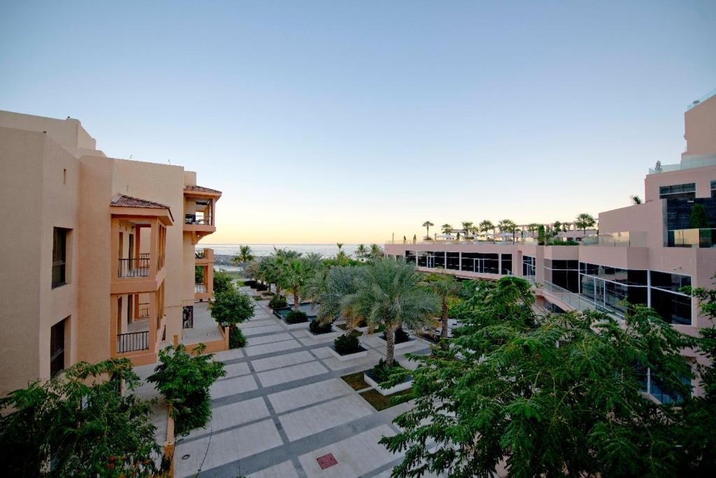 vista aerea di una strada cittadina con edifici di Dibba, Villa 61 - Mina Al Fajer, Dibba Al Fujairah a Rūl Ḑadnā