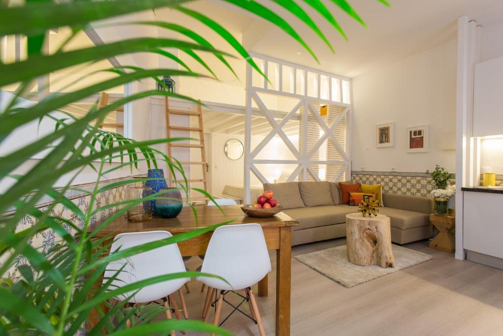 - un salon avec un canapé et une table dans l'établissement Soul of Lisbon - I, à Lisbonne