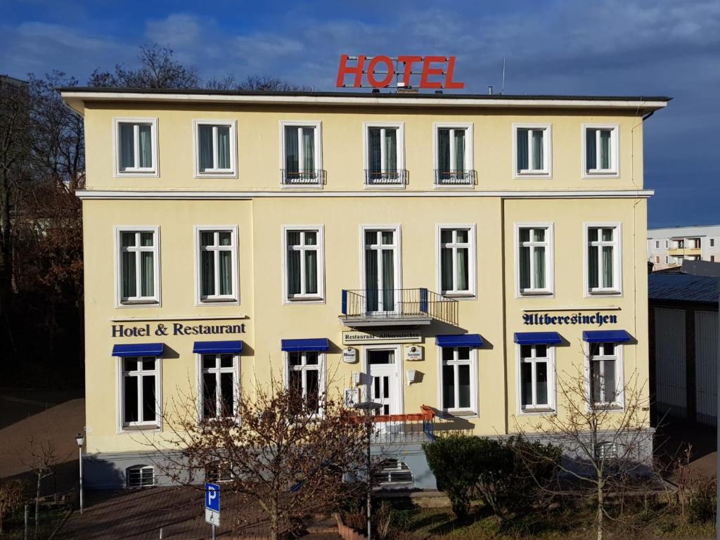 un grand bâtiment avec un panneau d'hôtel en haut dans l'établissement Hotel Altberesinchen, à Francfort-sur-l'Oder