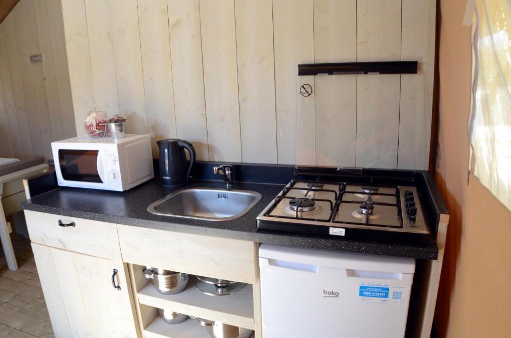 Kuchyň nebo kuchyňský kout v ubytování Grande Glamping with Pool