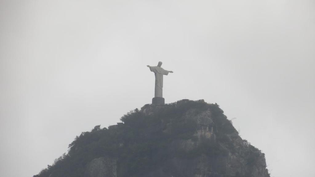  LOFT em COPACABANA com VISTA para o CRISTO REDENTOR 50m METRO e 500 m PRAIA - CAMA QUEEN e Portaria 24h