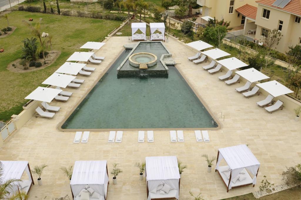 Bazén v ubytování E-Hotel Larnaca Resort & Spa nebo v jeho okolí