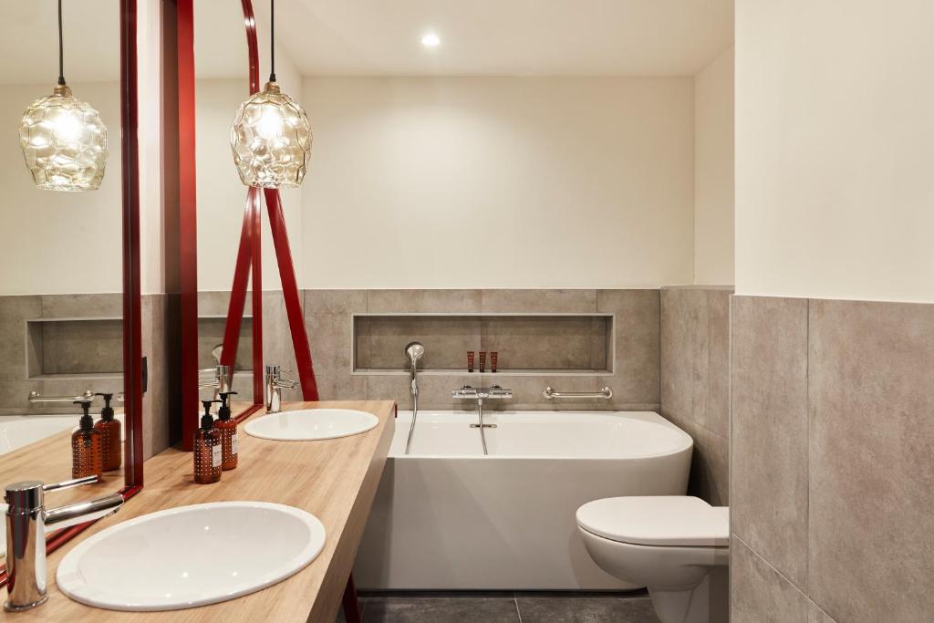 Travel Proud Sustainability certification Hotel Indigo Antwerp City Centre by IHG - Dubbele Suite Met Uitzicht Op De Binnenplaats
