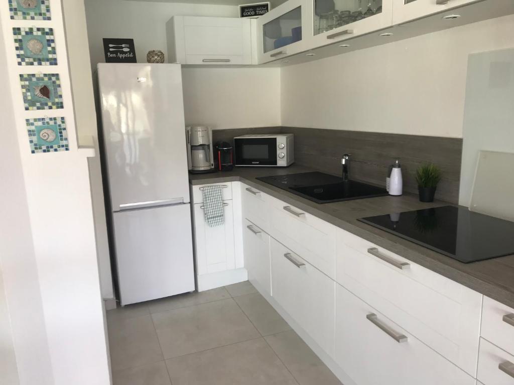 Kuchyň nebo kuchyňský kout v ubytování Les Balcons d'Oyster Pond