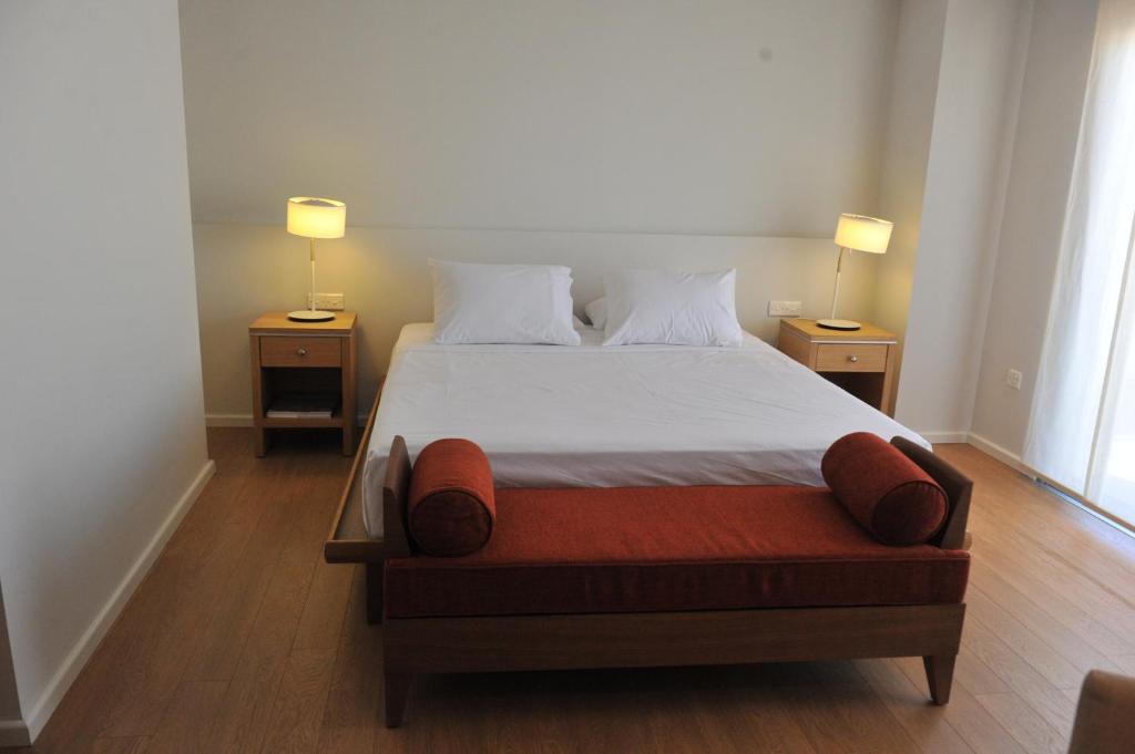 Postel nebo postele na pokoji v ubytování E-Hotel Larnaca Resort & Spa