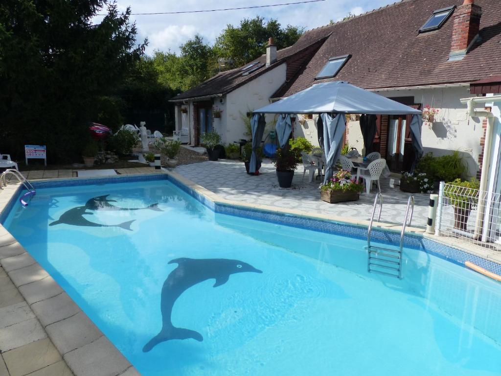 Bazén v ubytování Les dauphins de Mareuil nebo v jeho okolí