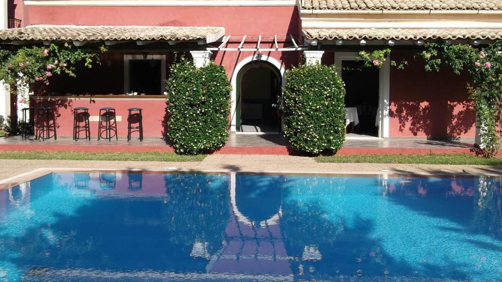 una piscina frente a una casa en Villa De Loulia, en Peroulades