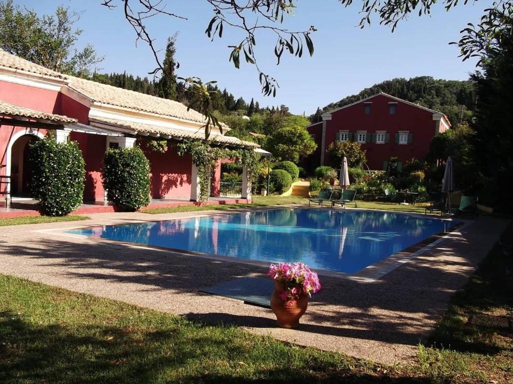 Bazén v ubytování Villa De Loulia nebo v jeho okolí