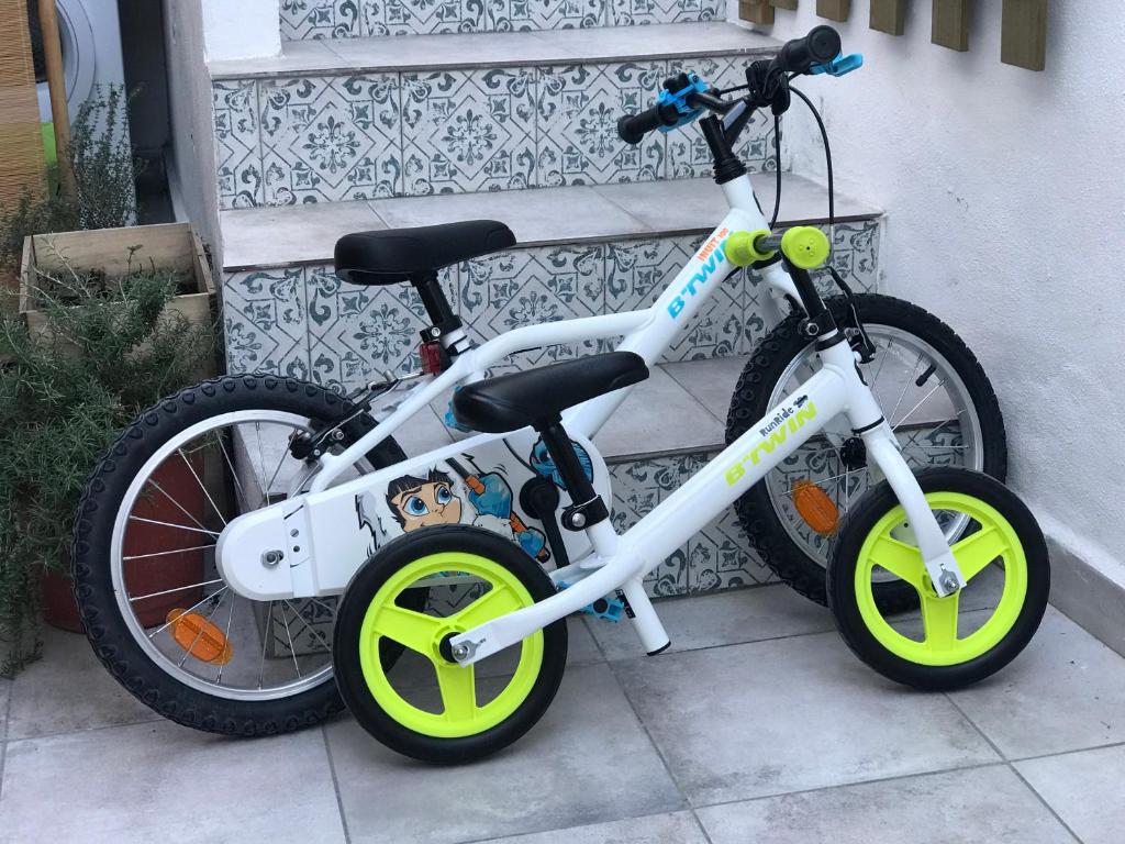 Jízda na kole v ubytování Malaga Beach House, 2 city bikes, 2 children's bikes, WiFi, BIG terrace, BBQ, Family, Childfriendly nebo okolí