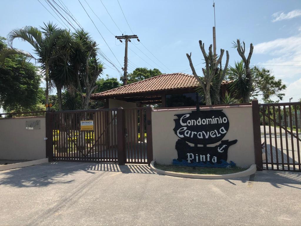 un cancello con un cartello di fronte a una recinzione di Espaço mel a Búzios