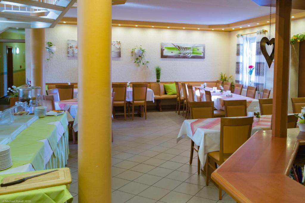 Restoran või mõni muu söögikoht majutusasutuses Hotel Wutzler