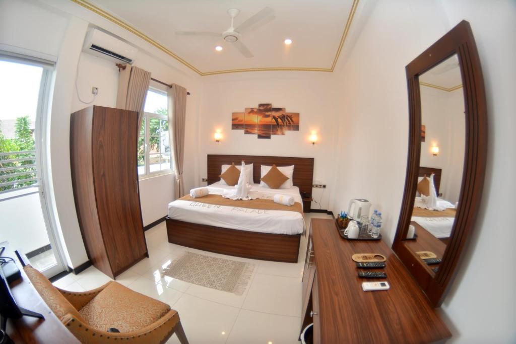 Postel nebo postele na pokoji v ubytování Negombo New Queen's Palace