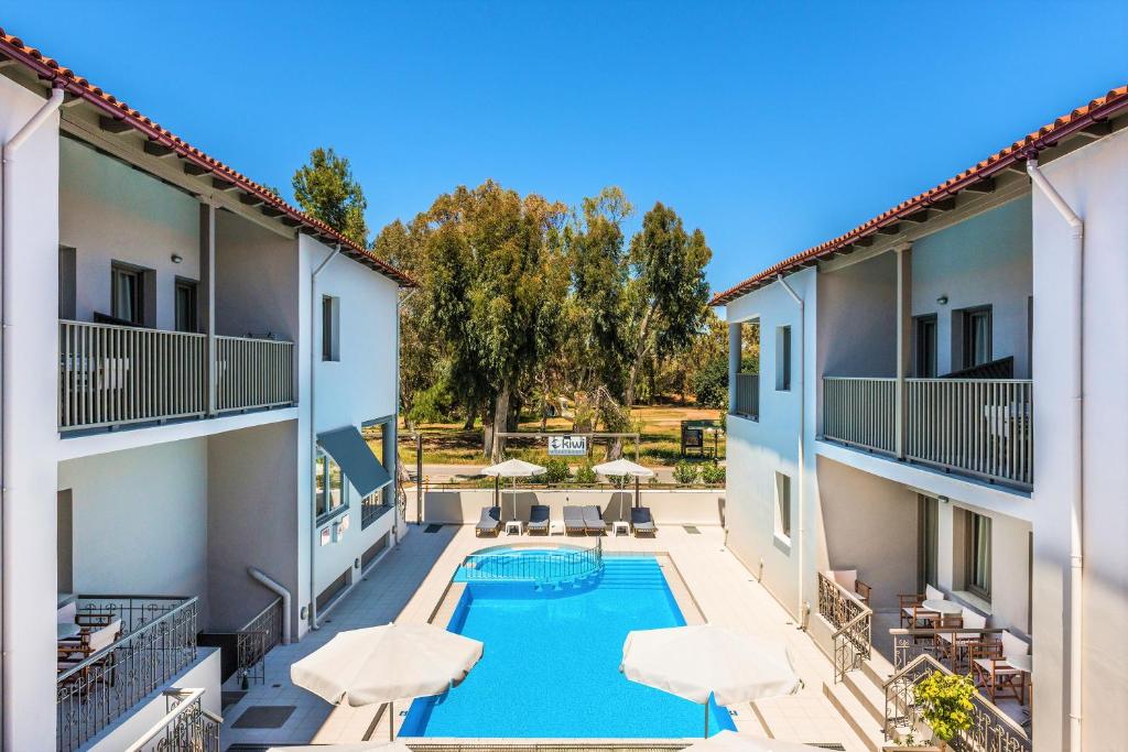 obraz basenu na dziedzińcu budynku w obiekcie Kiwi Apartments w Kato Daratso