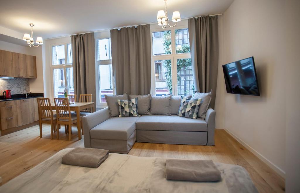 un soggiorno con divano e tavolo di Luxury Suites Riverside Residence ad Anversa