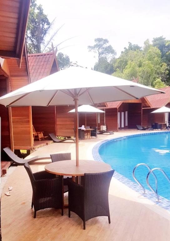 Bazén v ubytování Korpak Villa & Resort Raja Ampat nebo v jeho okolí