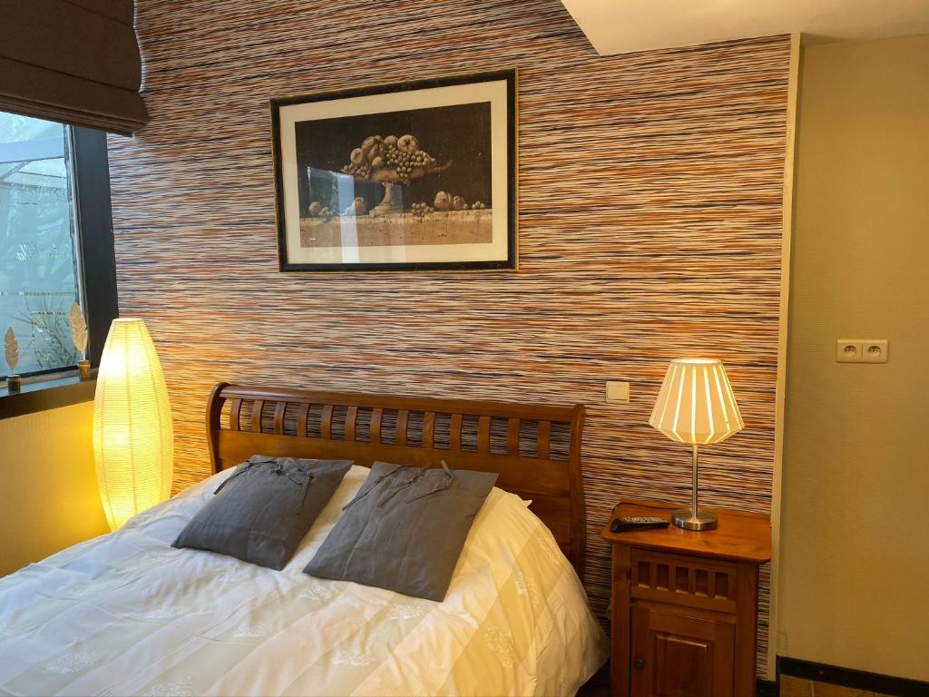 フランコルシャンにあるスタジオ　ルー　ド　ポマールの木製の壁のベッドルーム1室(ベッド1台付)