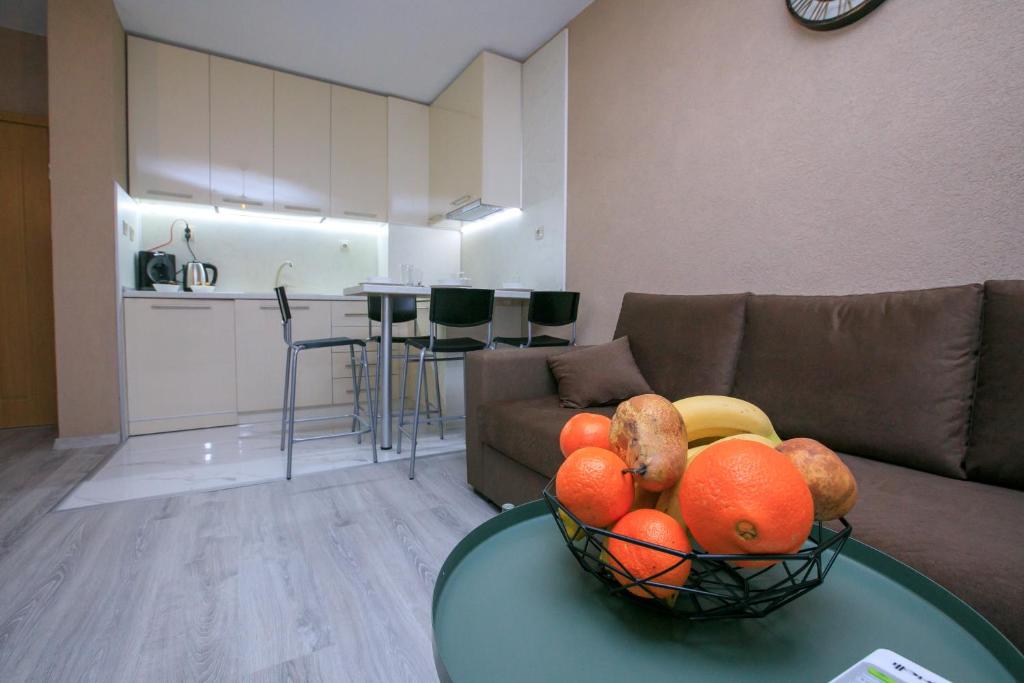 桑丹斯基的住宿－ГеВе Апартаменти，客厅,桌子上放着一碗水果