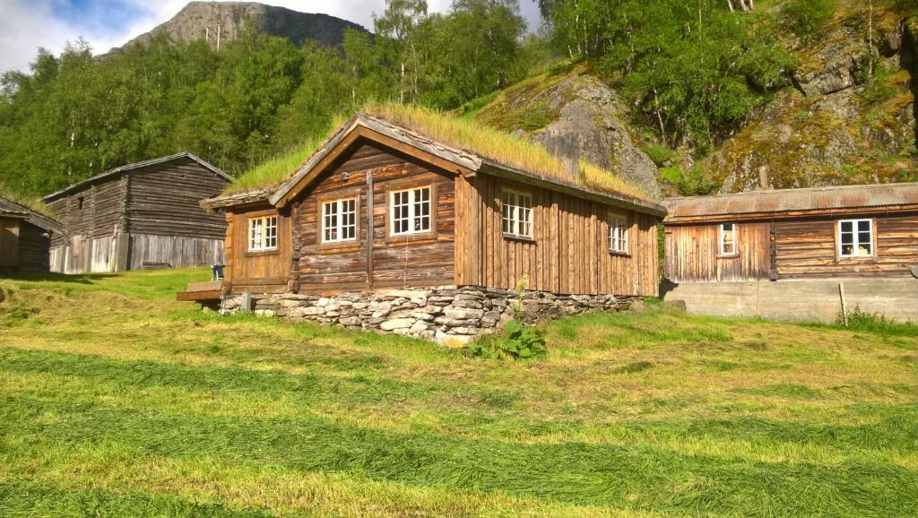 a log cabin with a grass roof on a hill at Brekkøye i Lom in Lom