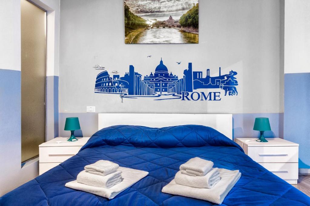 羅馬的住宿－羅馬的色彩酒店，一间卧室配有蓝色的床和毛巾