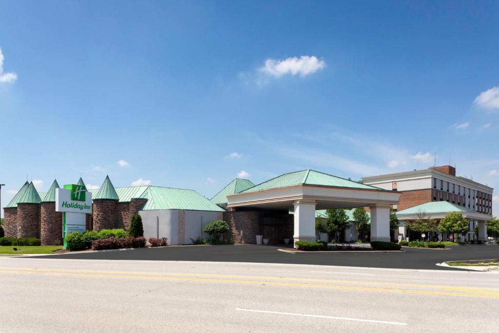 un hotel al lado de la carretera en Holiday Inn Chicago SW-Countryside ConfCtr, an IHG Hotel en Countryside