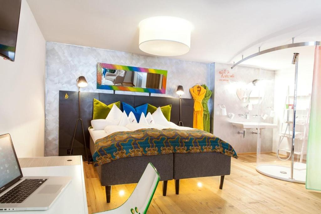 Postel nebo postele na pokoji v ubytování Raffl's Tyrol Hotel