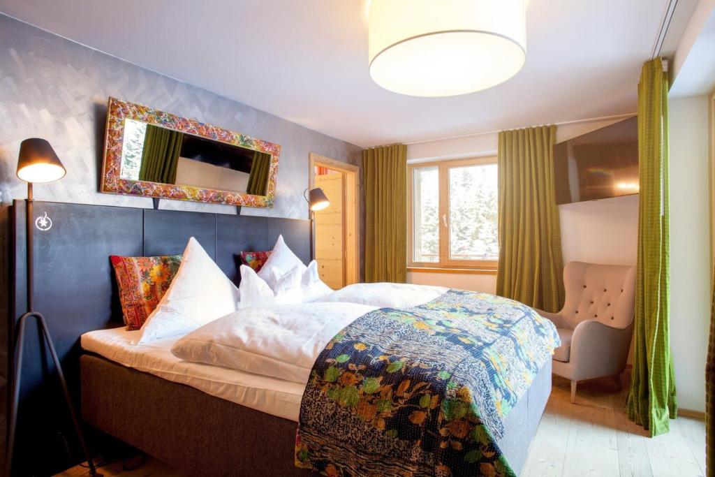 Postel nebo postele na pokoji v ubytování Raffl's Tyrol Hotel