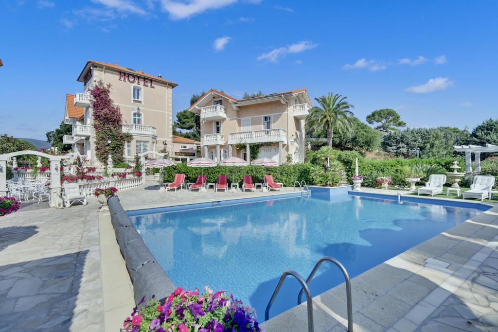 a large swimming pool in front of a building at Le Château de Mei Lese in La Croix-Valmer