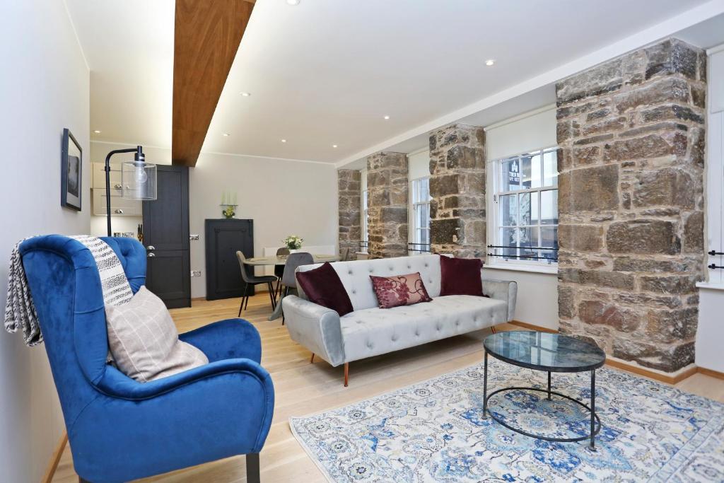 sala de estar con sofá y mesa en ALTIDO Newly Refurbished Apartment on the Historic Royal Mile, en Edimburgo