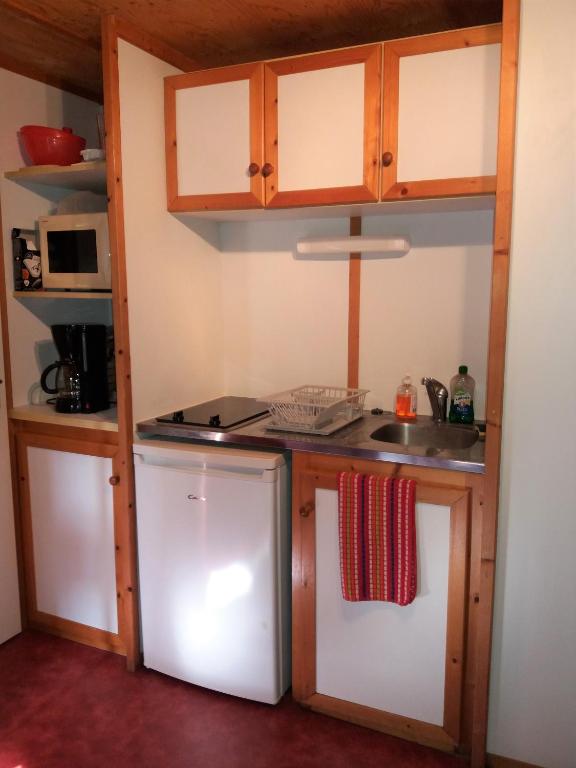 Kuchyň nebo kuchyňský kout v ubytování Les Chalets du Quignon