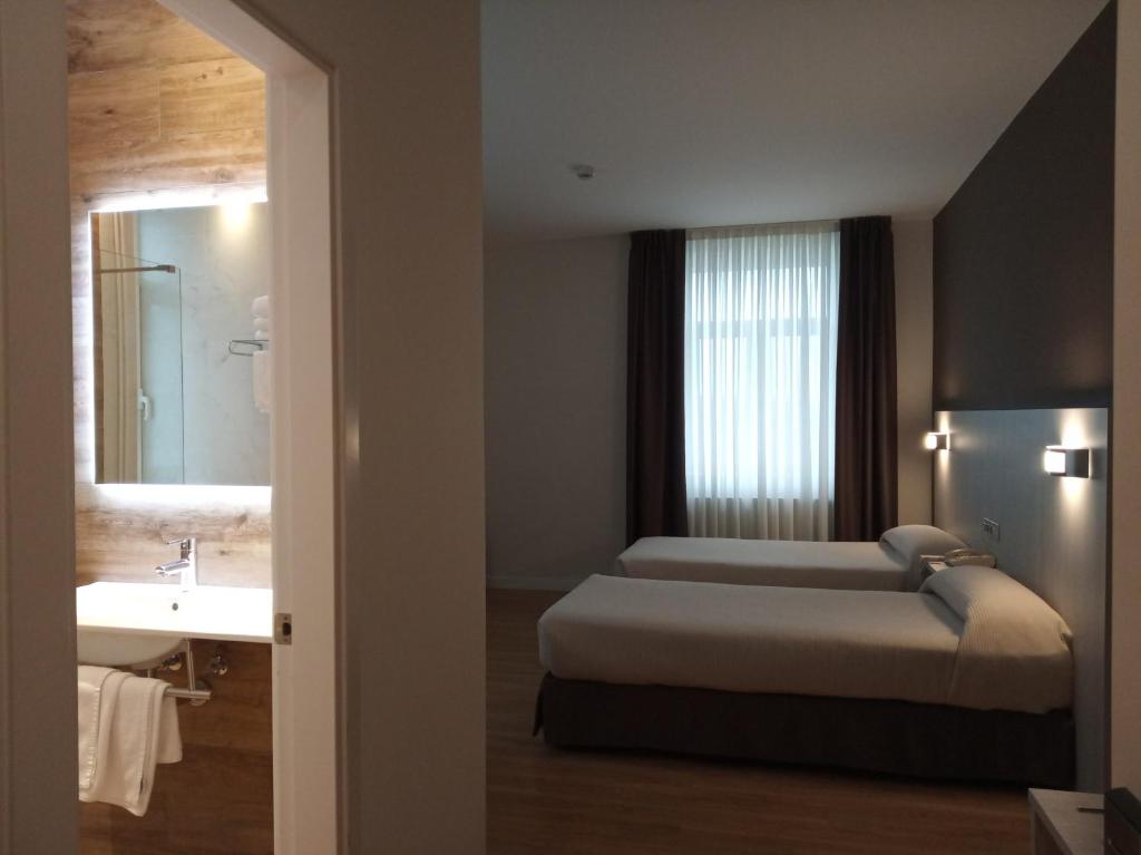 Postel nebo postele na pokoji v ubytování Hotel Seminario Aeropuerto Bilbao