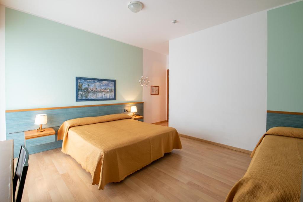 Postel nebo postele na pokoji v ubytování Hotel Parigi
