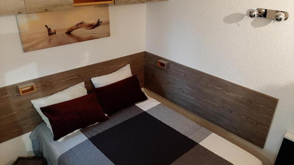 Zimmer mit einem Bett mit zwei Kissen darauf in der Unterkunft appartement luxe Vars pied des pistes 6 couchages in Vars