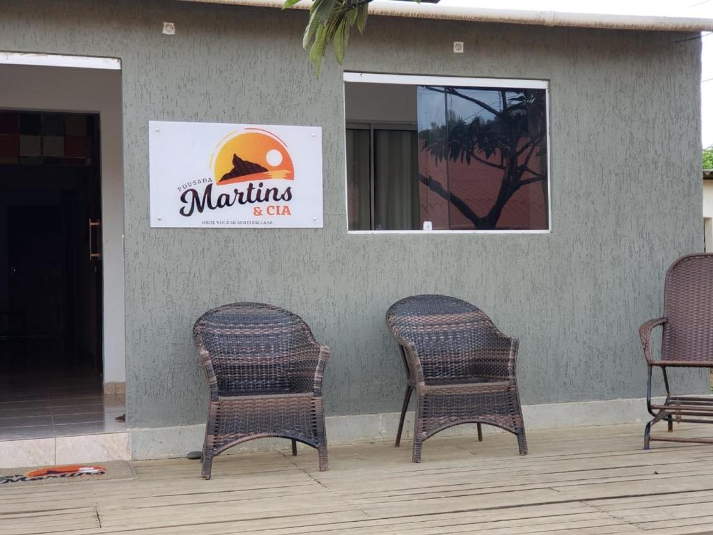 tres sillas de mimbre sentadas fuera de un restaurante en Pousada Martins e Cia, en Fernando de Noronha