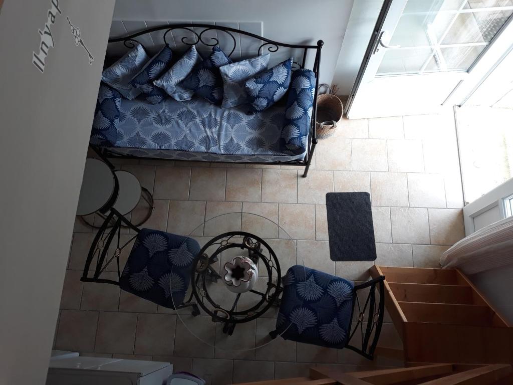 a bathroom with a bed and two chairs at Chambres d'Hotes Elvire et Laurent Barbey in Sainte-Marie-du-Mont