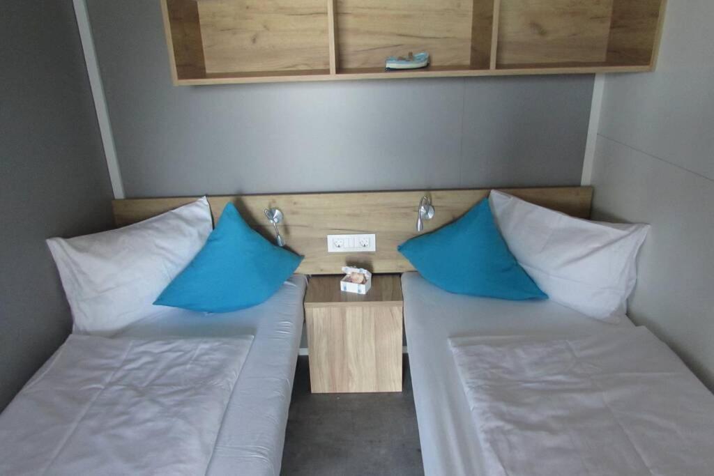 Postel nebo postele na pokoji v ubytování White-Pearl Mobile-Home