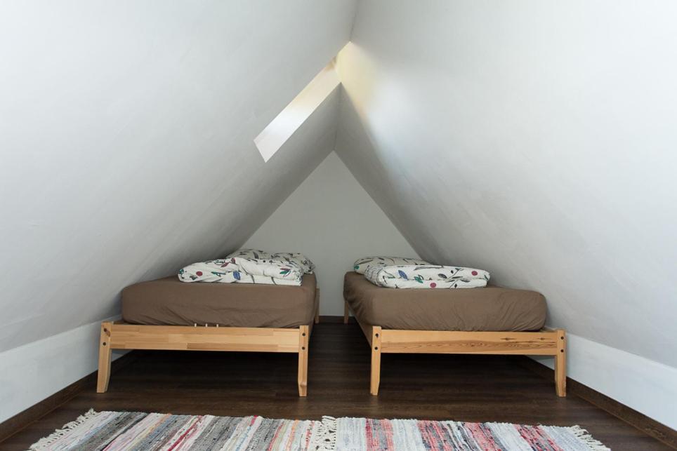 a room with two beds in the attic at Hügelhus in Kloster