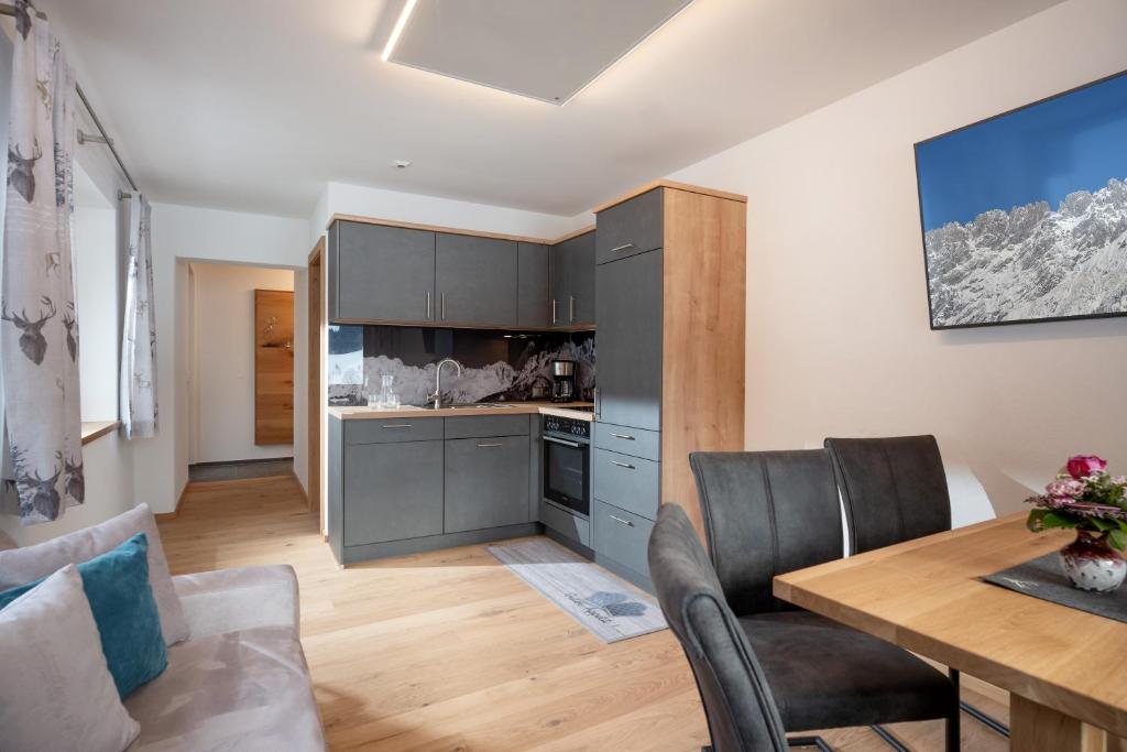 Kuchyň nebo kuchyňský kout v ubytování otto steiner appartements pension ellmau & wilder kaiser