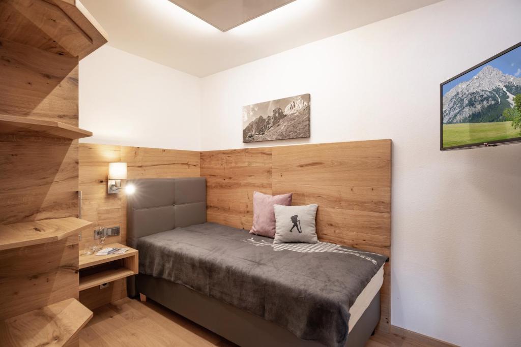 Postel nebo postele na pokoji v ubytování otto steiner appartements pension ellmau & wilder kaiser