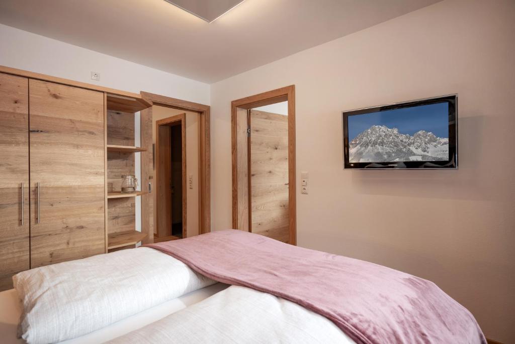 Postel nebo postele na pokoji v ubytování otto steiner appartements pension ellmau & wilder kaiser