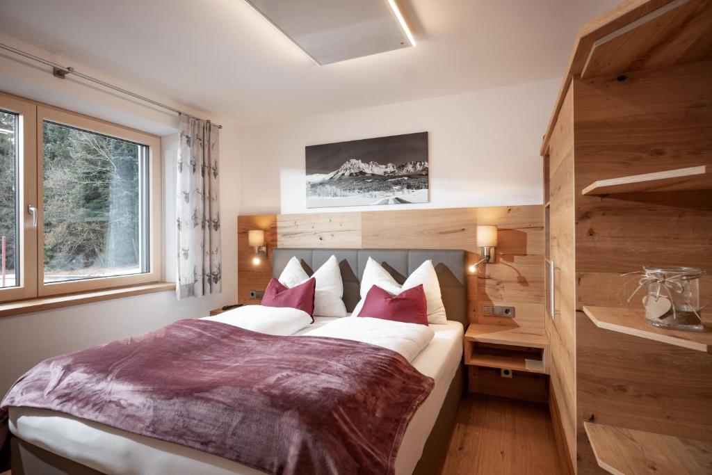 Postel nebo postele na pokoji v ubytování otto steiner appartements pension ellmau & wilder kaiser