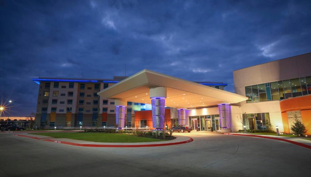 劳顿Apache Casino Hotel的一座大楼，前面有一个停车场